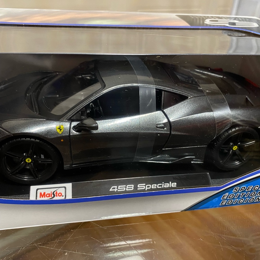 2024 Maisto Special Edition 1:18 Scale Ferrari 458 Speciale Diecast Model - Gray